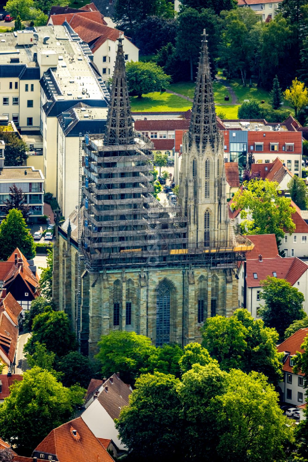 Luftaufnahme Soest - Sanierungs- und Restaurationsarbeiten am Kirchengebäude der Sankt Maria zur Wiese in Soest im Bundesland Nordrhein-Westfalen, Deutschland