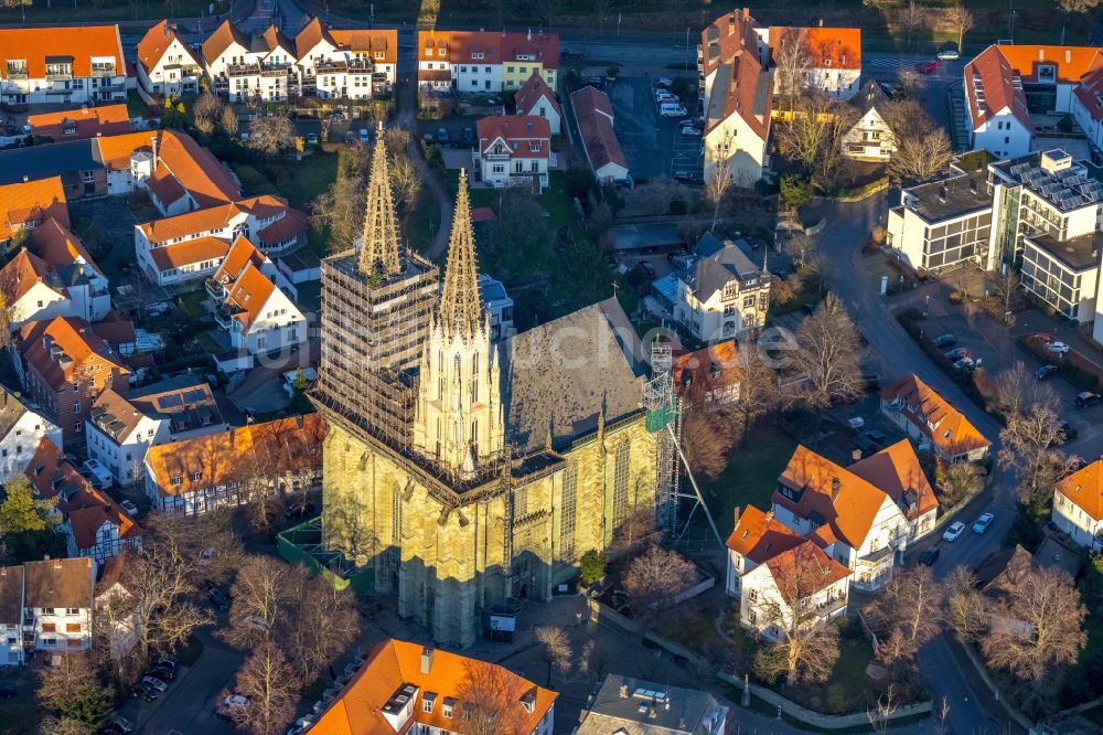 Soest aus der Vogelperspektive: Sanierungs- und Restaurationsarbeiten am Kirchengebäude der Sankt Maria zur Wiese in Soest im Bundesland Nordrhein-Westfalen, Deutschland