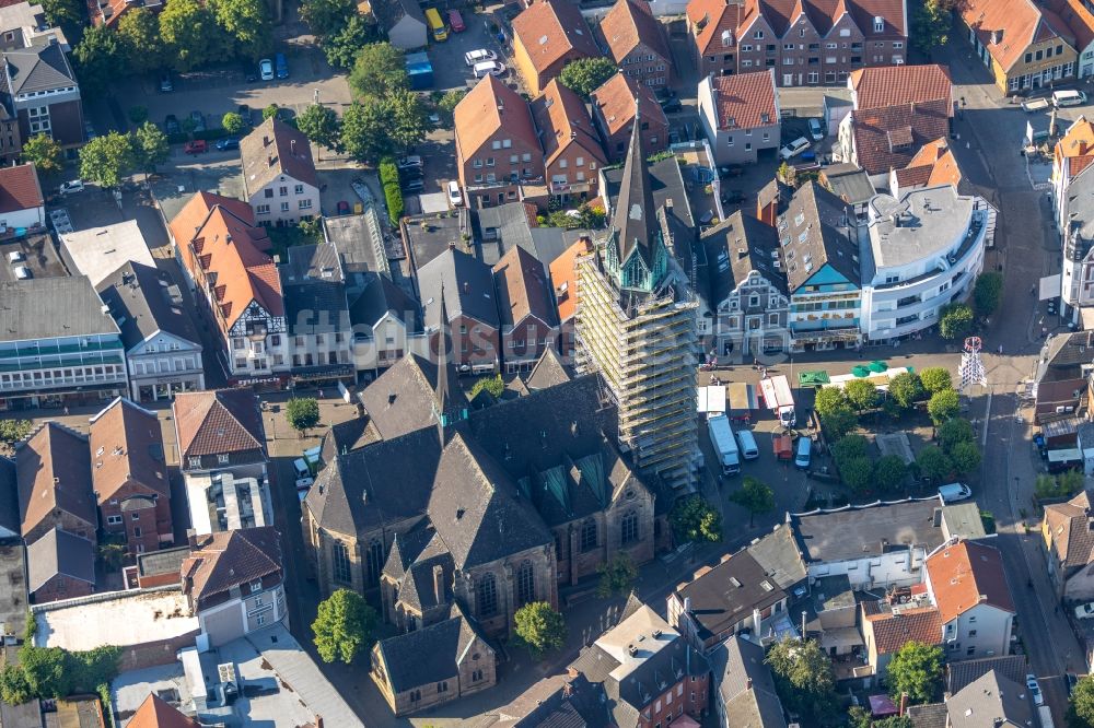 Ahlen von oben - Sanierungs- und Restaurationsarbeiten an der St. Marien Kirche in Ahlen im Bundesland Nordrhein-Westfalen, Deutschland