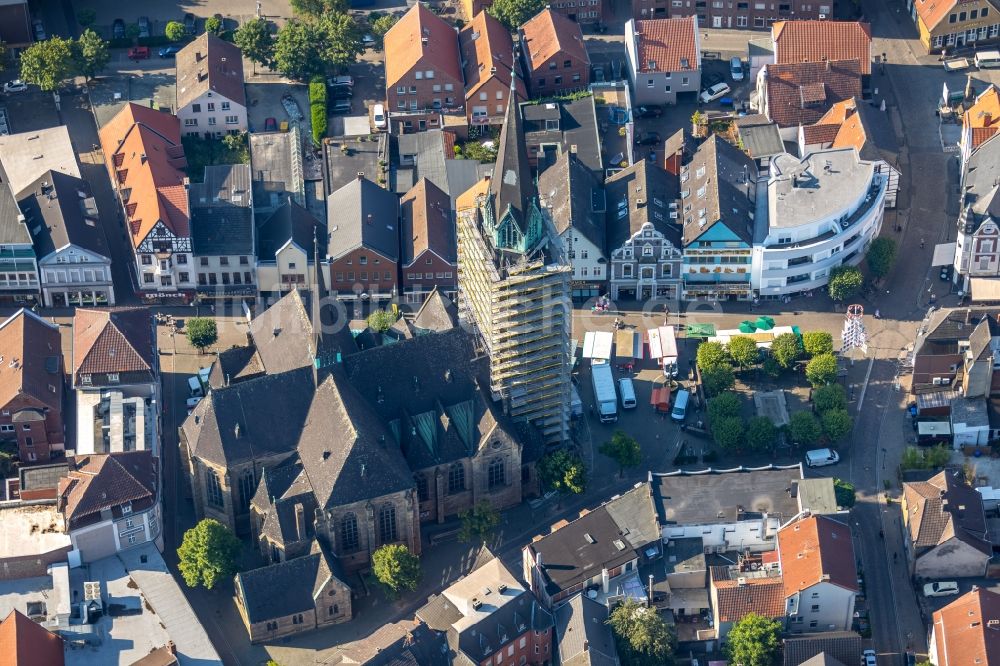 Ahlen aus der Vogelperspektive: Sanierungs- und Restaurationsarbeiten an der St. Marien Kirche in Ahlen im Bundesland Nordrhein-Westfalen, Deutschland