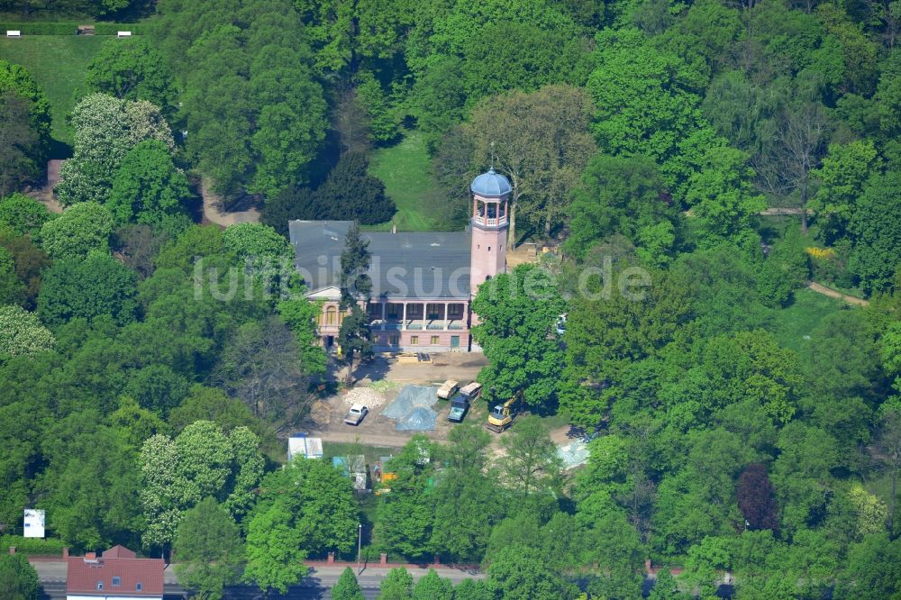 Luftaufnahme Berlin - Sanierungs- und Restaurationsarbeiten am Schloß Biesdorf im gleichnamigen Schlosspark von Berlin Marzahn-Hellersdorf