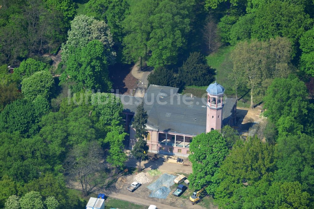 Berlin aus der Vogelperspektive: Sanierungs- und Restaurationsarbeiten am Schloß Biesdorf im gleichnamigen Schlosspark von Berlin Marzahn-Hellersdorf