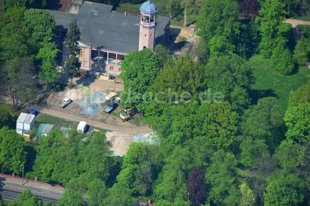 Luftaufnahme Berlin - Sanierungs- und Restaurationsarbeiten am Schloß Biesdorf im gleichnamigen Schlosspark von Berlin Marzahn-Hellersdorf