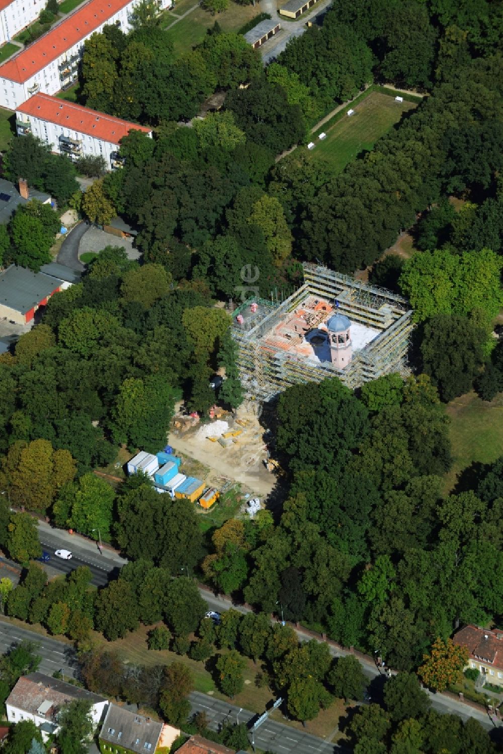 Berlin Biesdorf aus der Vogelperspektive: Sanierungs- und Restaurationsarbeiten am Schloß Biesdorf im gleichnamigen Schlosspark von Berlin Marzahn-Hellersdorf