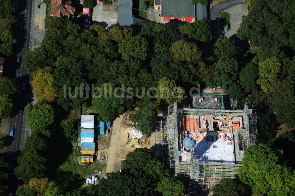 Luftbild Berlin Biesdorf - Sanierungs- und Restaurationsarbeiten am Schloß Biesdorf im gleichnamigen Schlosspark von Berlin Marzahn-Hellersdorf