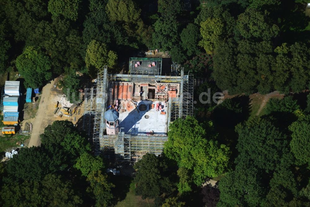 Berlin Biesdorf von oben - Sanierungs- und Restaurationsarbeiten am Schloß Biesdorf im gleichnamigen Schlosspark von Berlin Marzahn-Hellersdorf