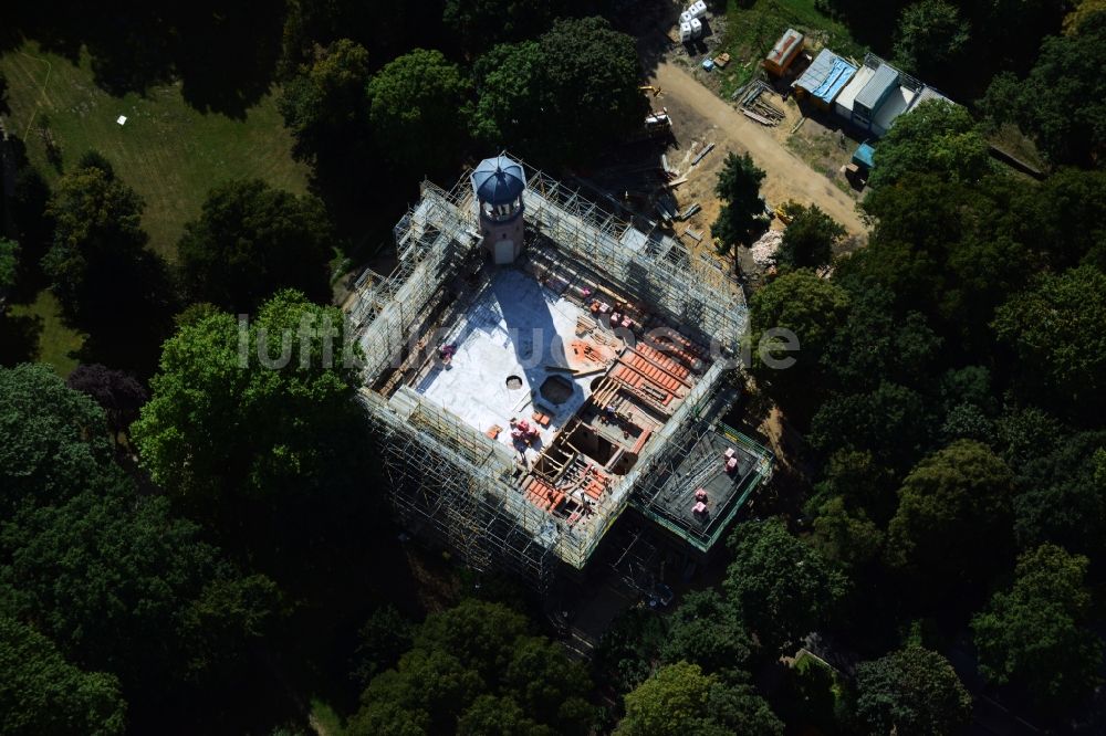 Luftbild Berlin Biesdorf - Sanierungs- und Restaurationsarbeiten am Schloß Biesdorf im gleichnamigen Schlosspark von Berlin Marzahn-Hellersdorf