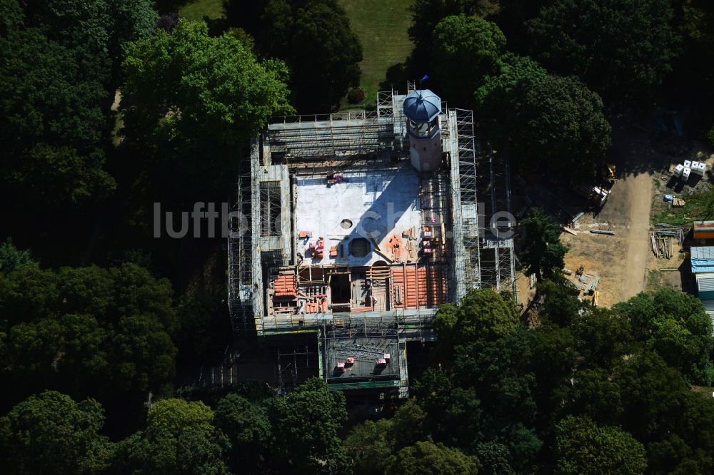 Luftaufnahme Berlin Biesdorf - Sanierungs- und Restaurationsarbeiten am Schloß Biesdorf im gleichnamigen Schlosspark von Berlin Marzahn-Hellersdorf