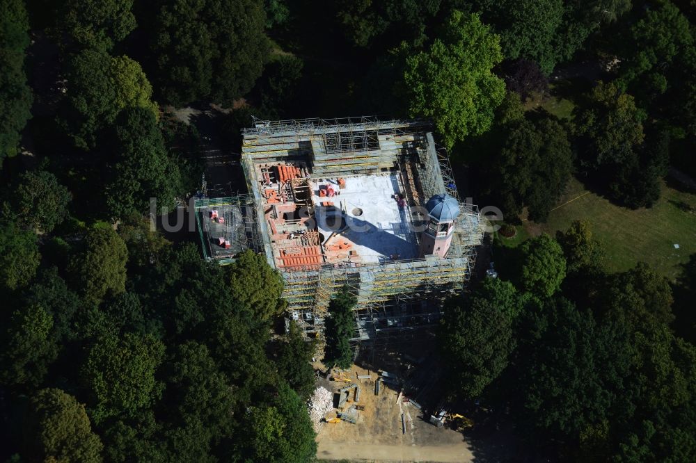 Berlin Biesdorf aus der Vogelperspektive: Sanierungs- und Restaurationsarbeiten am Schloß Biesdorf im gleichnamigen Schlosspark von Berlin Marzahn-Hellersdorf