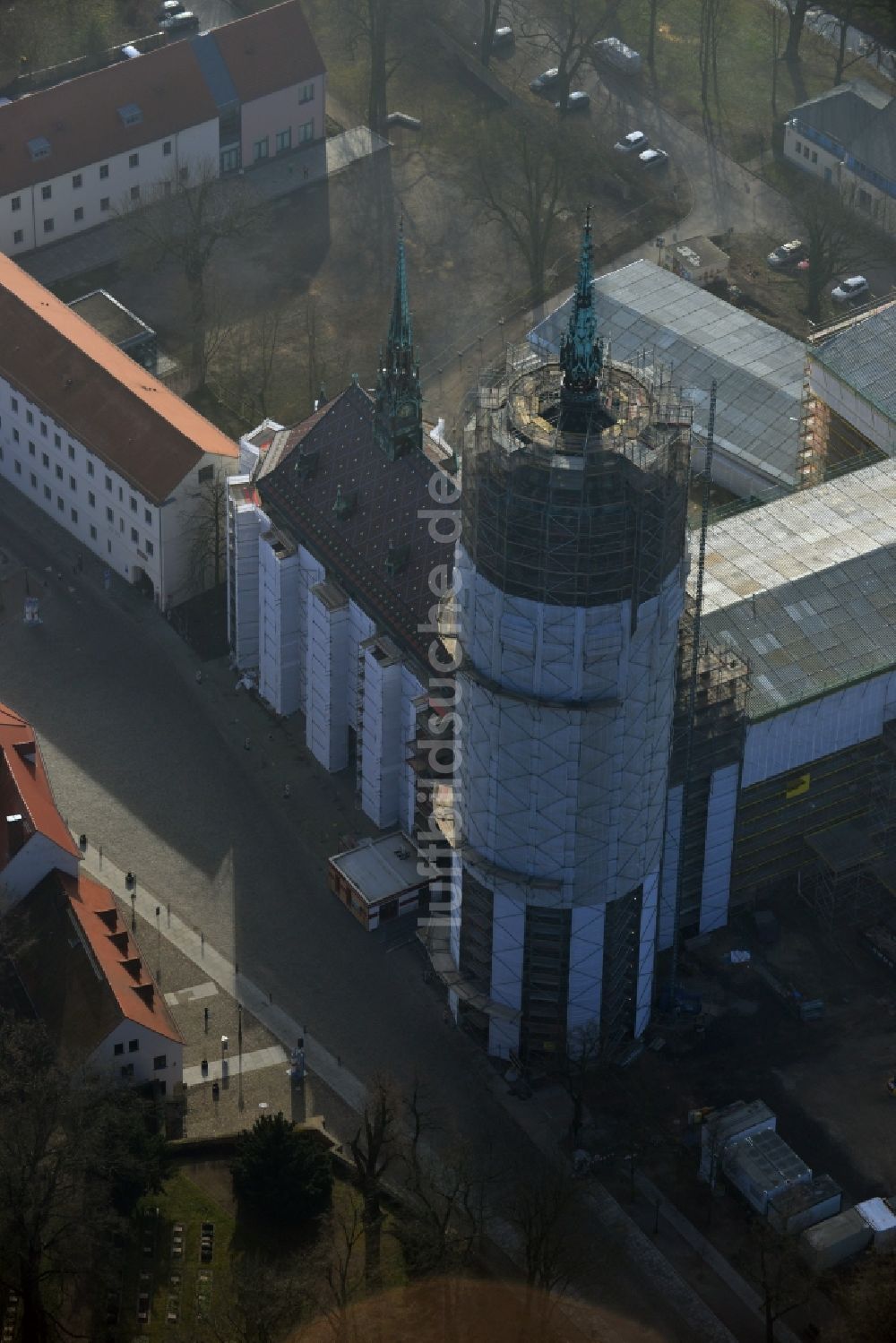 Luftaufnahme Wittenberg - Sanierungs- , Umbau- und Restaurationsarbeiten an Turm und Kirchenbauten der Schlosskirche in Wittenberg in Sachsen-Anhalt