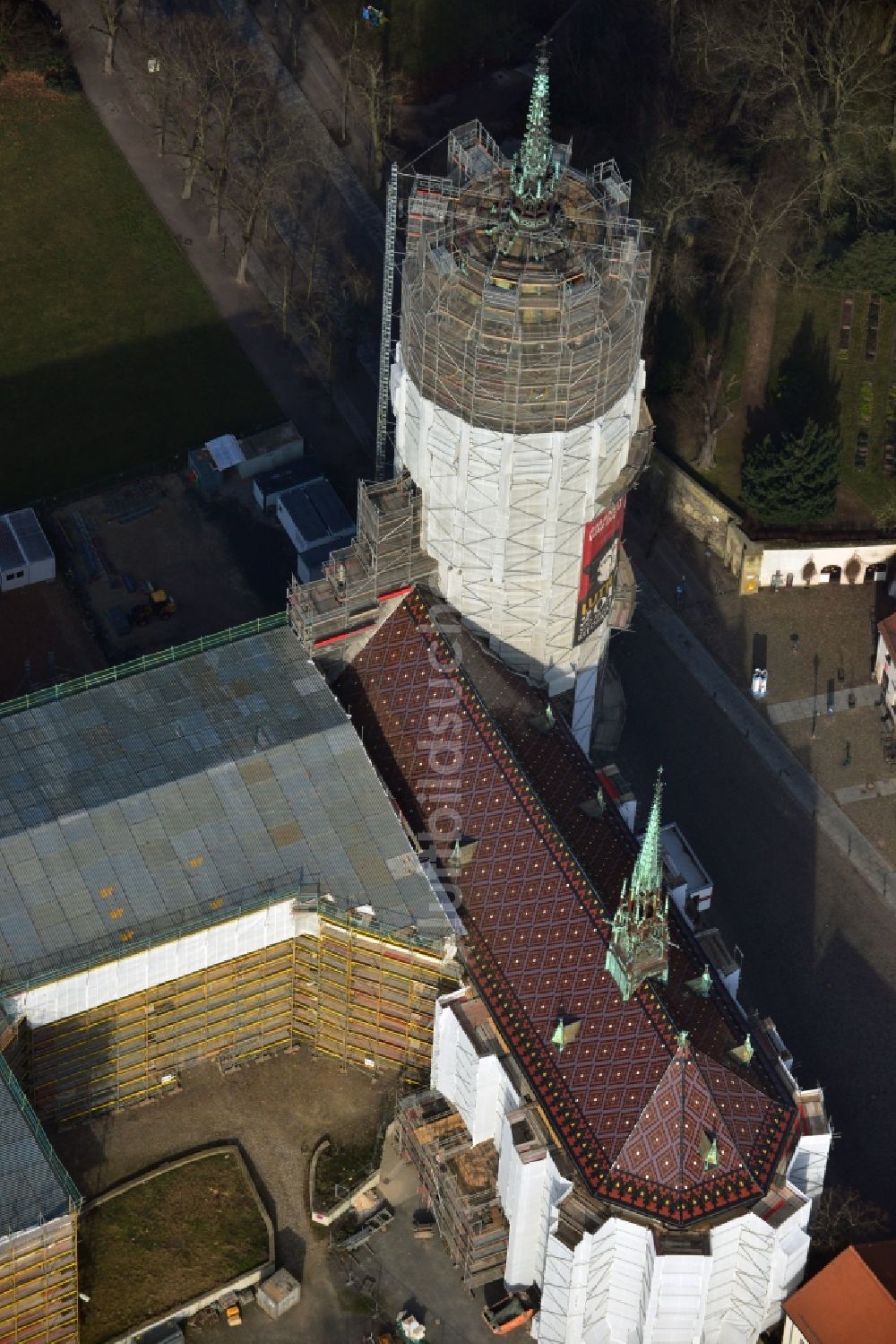 Luftaufnahme Wittenberg - Sanierungs- , Umbau- und Restaurationsarbeiten an Turm und Kirchenbauten der Schlosskirche in Wittenberg in Sachsen-Anhalt