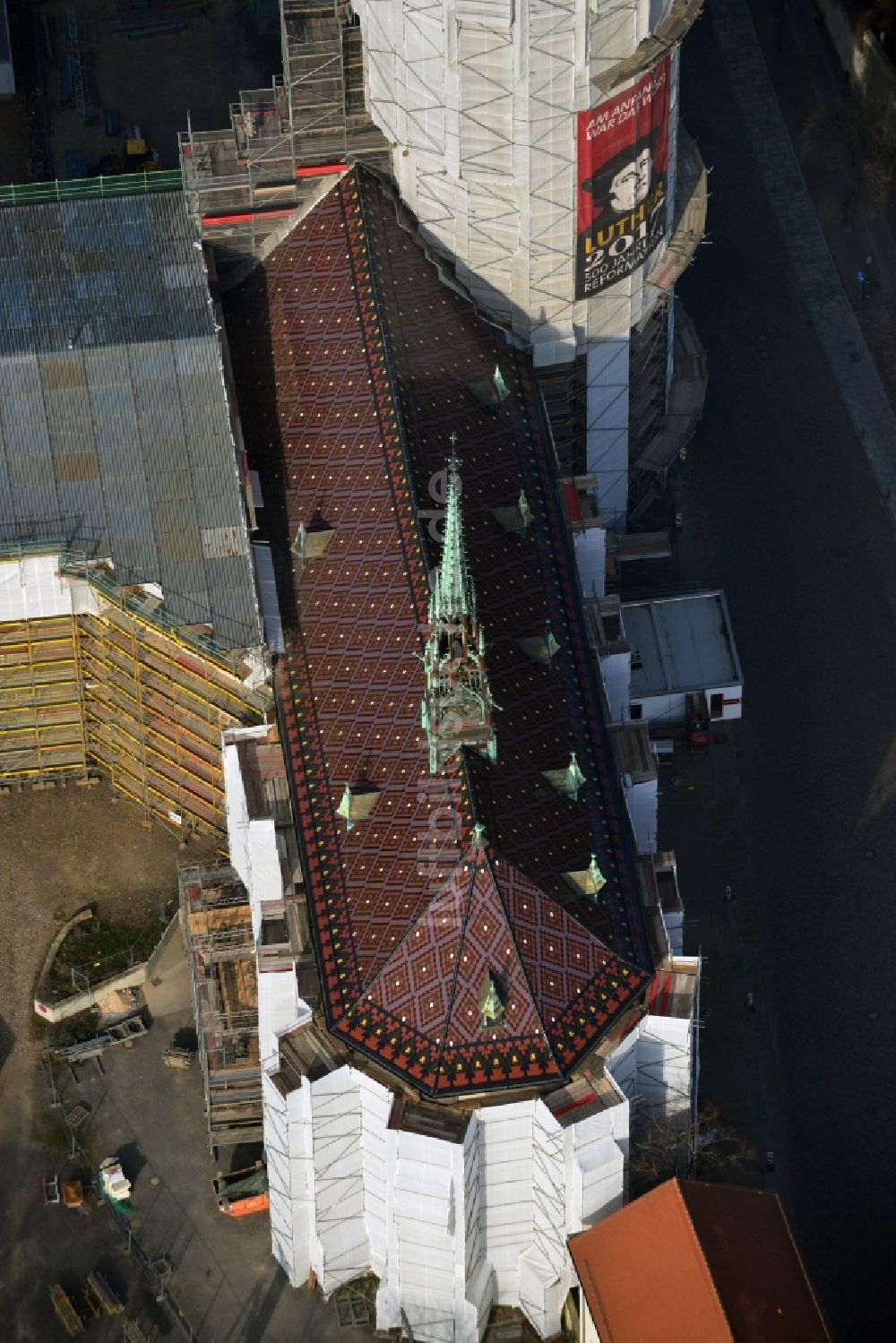 Wittenberg von oben - Sanierungs- , Umbau- und Restaurationsarbeiten an Turm und Kirchenbauten der Schlosskirche in Wittenberg in Sachsen-Anhalt