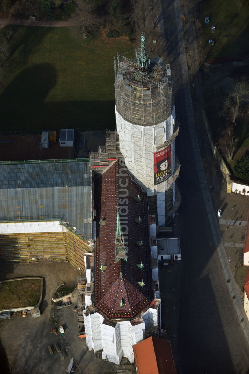 Wittenberg aus der Vogelperspektive: Sanierungs- , Umbau- und Restaurationsarbeiten an Turm und Kirchenbauten der Schlosskirche in Wittenberg in Sachsen-Anhalt