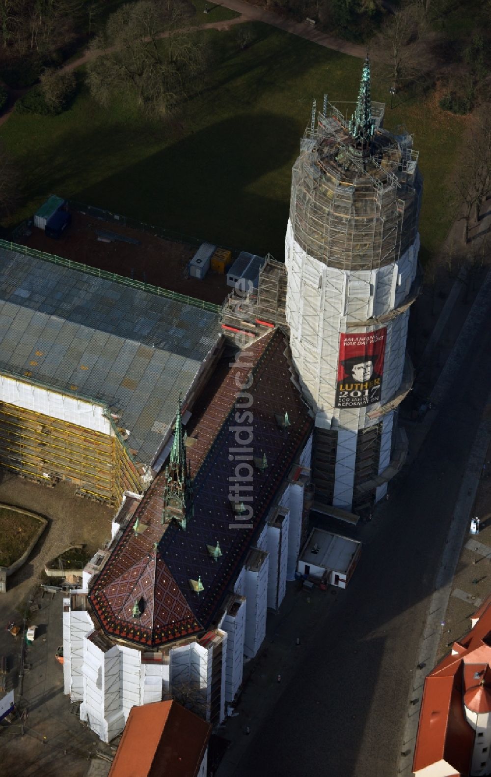 Luftbild Wittenberg - Sanierungs- , Umbau- und Restaurationsarbeiten an Turm und Kirchenbauten der Schlosskirche in Wittenberg in Sachsen-Anhalt