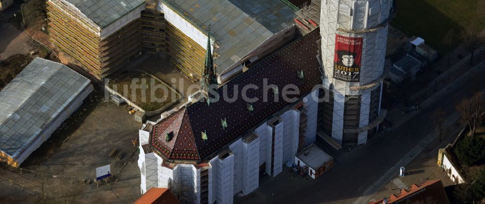 Luftaufnahme Wittenberg - Sanierungs- , Umbau- und Restaurationsarbeiten an Turm und Kirchenbauten der Schlosskirche in Wittenberg in Sachsen-Anhalt