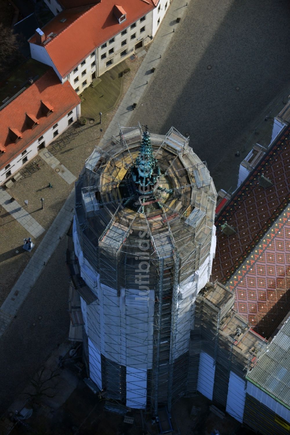 Luftaufnahme Wittenberg - Sanierungs- , Umbau- und Restaurationsarbeiten an Turm und Kirchenbauten der Schlosskirche in Wittenberg in Sachsen-Anhalt