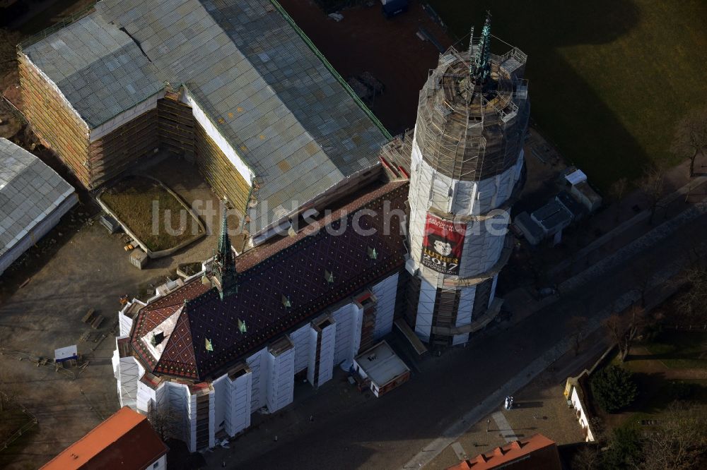 Luftaufnahme Wittenberg - Sanierungs- , Umbau- und Restaurationsarbeiten an Turm und Kirchenbauten der Schlosskirche in Wittenberg in Sachsen-Anhalt