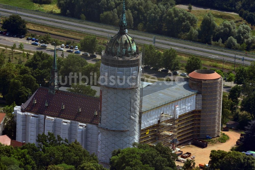 Luftaufnahme Wittenberg - Sanierungs- , Umbau- und Restaurationsarbeiten an Turm und Kirchenbauten der Schlosskirche in Wittenberg in Sachsen-Anhalt