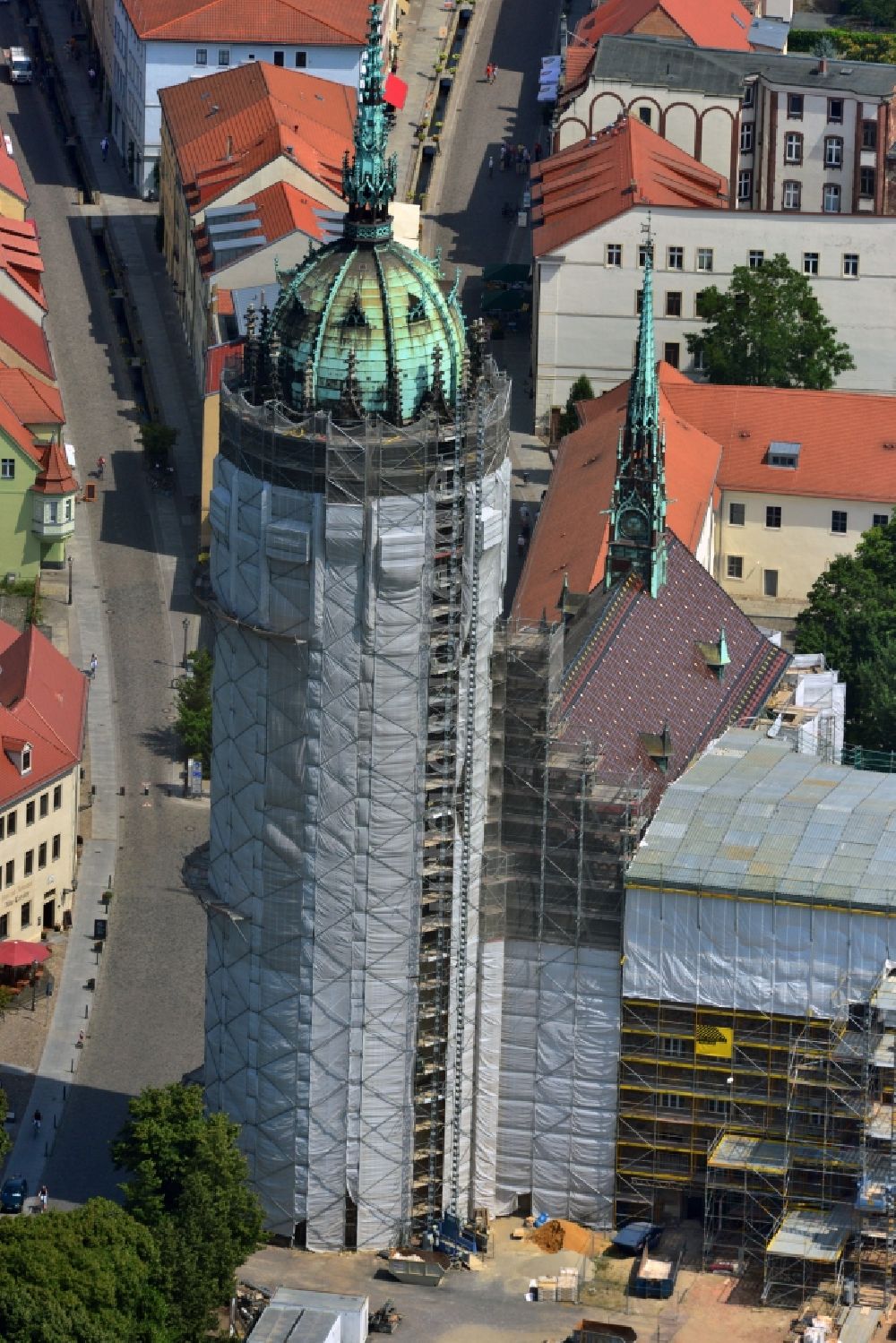 Luftbild Wittenberg - Sanierungs- , Umbau- und Restaurationsarbeiten an Turm und Kirchenbauten der Schlosskirche in Wittenberg in Sachsen-Anhalt