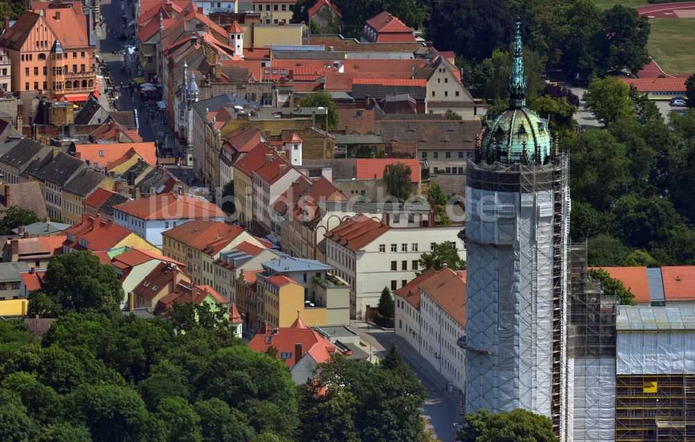 Luftaufnahme Wittenberg - Sanierungs- , Umbau- und Restaurationsarbeiten an Turm und Kirchenbauten der Schlosskirche in Wittenberg in Sachsen-Anhalt