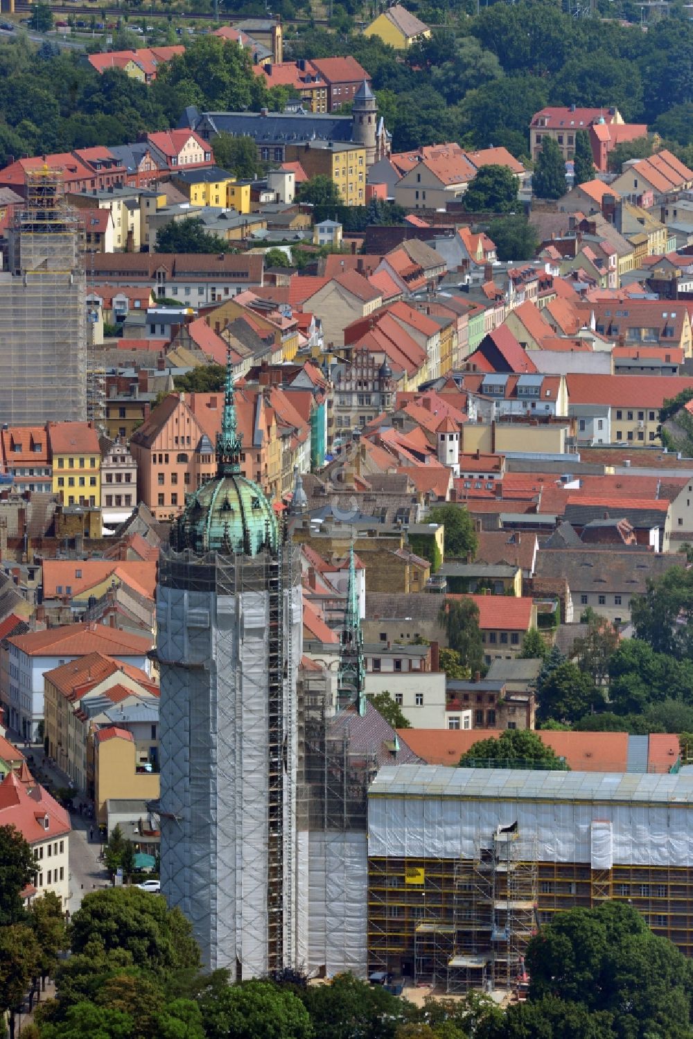 Luftaufnahme Wittenberg - Sanierungs- , Umbau- und Restaurationsarbeiten an Turm und Kirchenbauten der Schlosskirche in Wittenberg in Sachsen-Anhalt