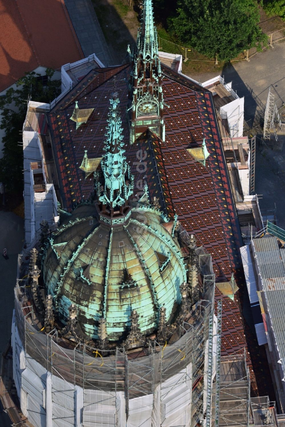 Wittenberg aus der Vogelperspektive: Sanierungs- , Umbau- und Restaurationsarbeiten an Turm und Kirchenbauten der Schlosskirche in Wittenberg in Sachsen-Anhalt