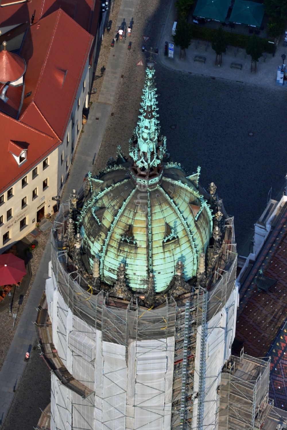 Luftaufnahme Wittenberg - Sanierungs- , Umbau- und Restaurationsarbeiten an Turm und Kirchenbauten der Schlosskirche in Wittenberg in Sachsen-Anhalt