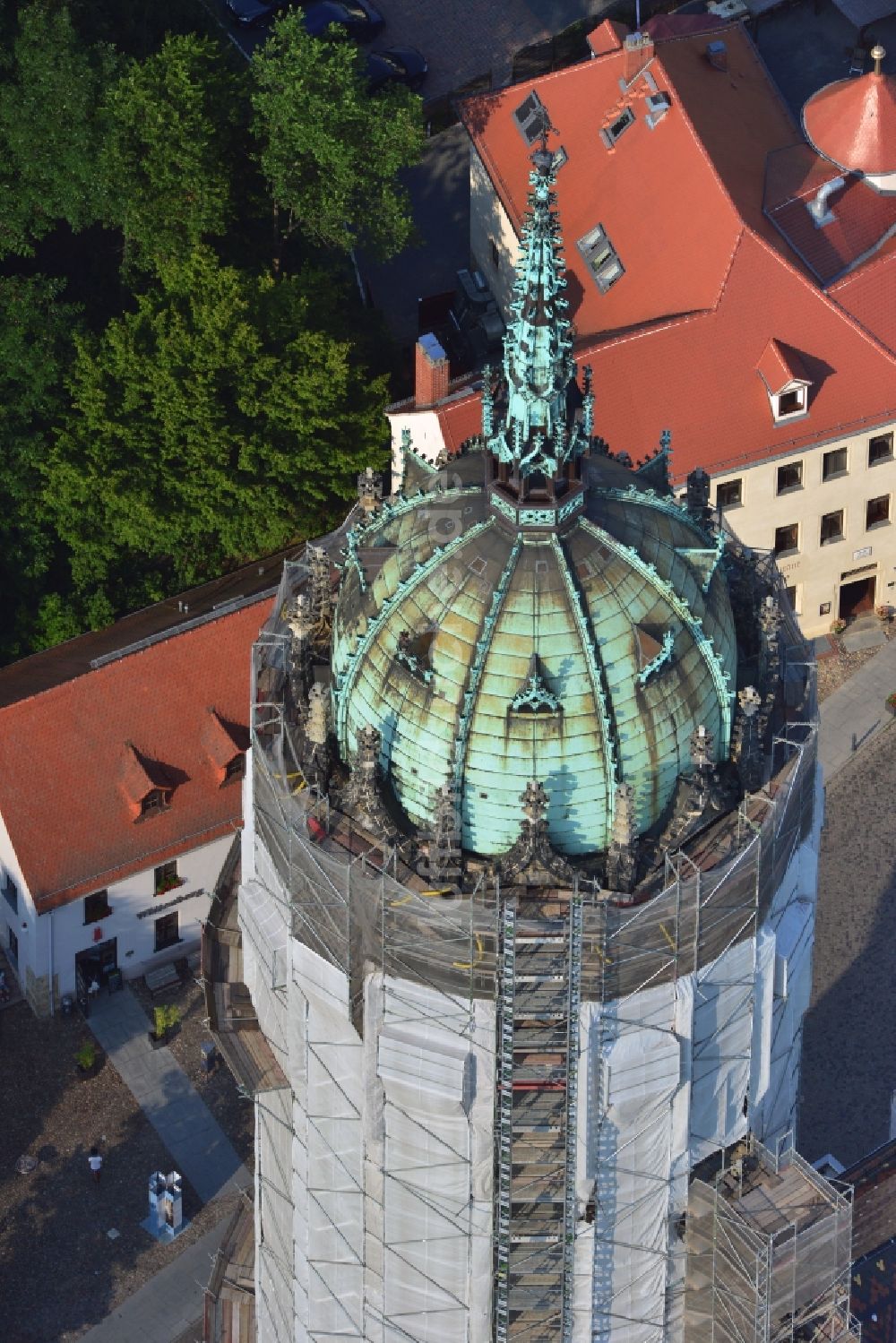 Wittenberg aus der Vogelperspektive: Sanierungs- , Umbau- und Restaurationsarbeiten an Turm und Kirchenbauten der Schlosskirche in Wittenberg in Sachsen-Anhalt