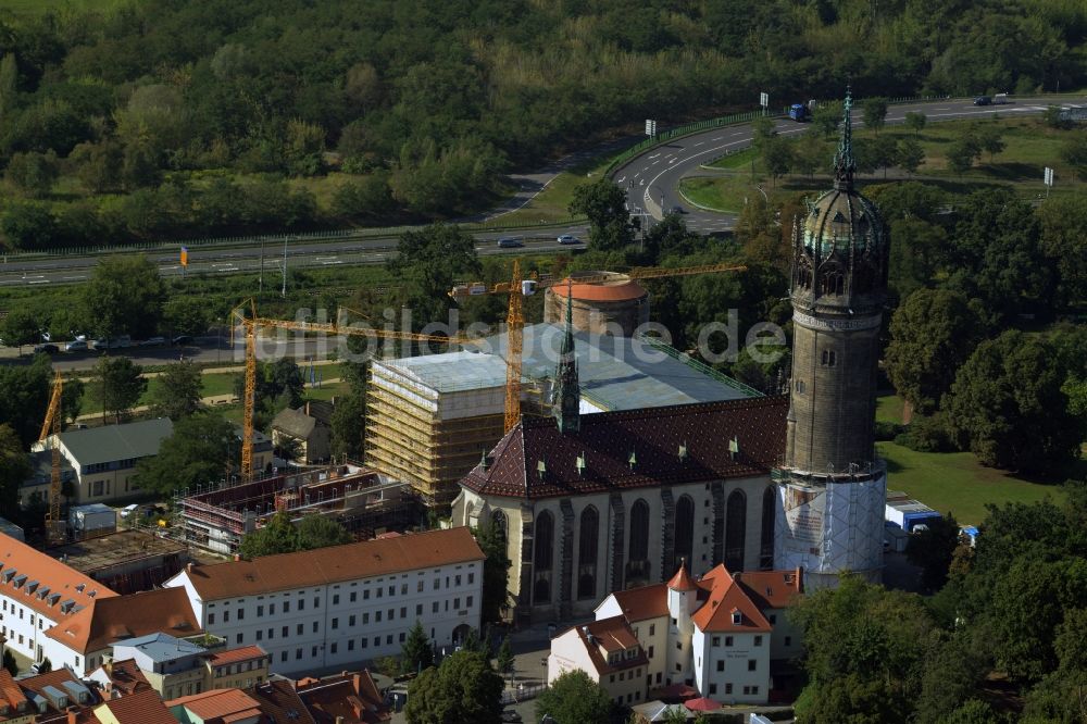 Lutherstadt Wittenberg aus der Vogelperspektive: Sanierungs- , Umbau- und Restaurationsarbeiten an Turm und Kirchenbauten der Schlosskirche in Wittenberg in Sachsen-Anhalt