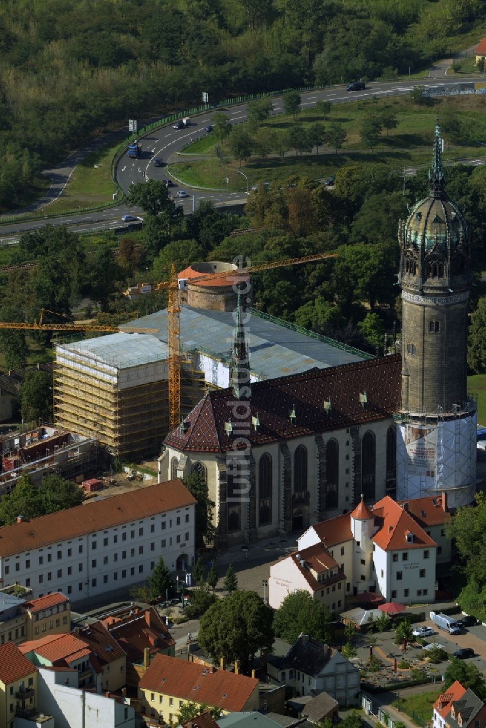 Luftaufnahme Lutherstadt Wittenberg - Sanierungs- , Umbau- und Restaurationsarbeiten an Turm und Kirchenbauten der Schlosskirche in Wittenberg in Sachsen-Anhalt