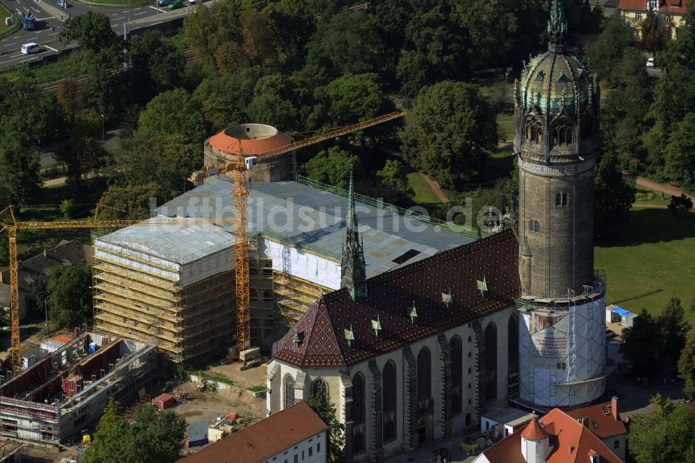 Luftbild Lutherstadt Wittenberg - Sanierungs- , Umbau- und Restaurationsarbeiten an Turm und Kirchenbauten der Schlosskirche in Wittenberg in Sachsen-Anhalt