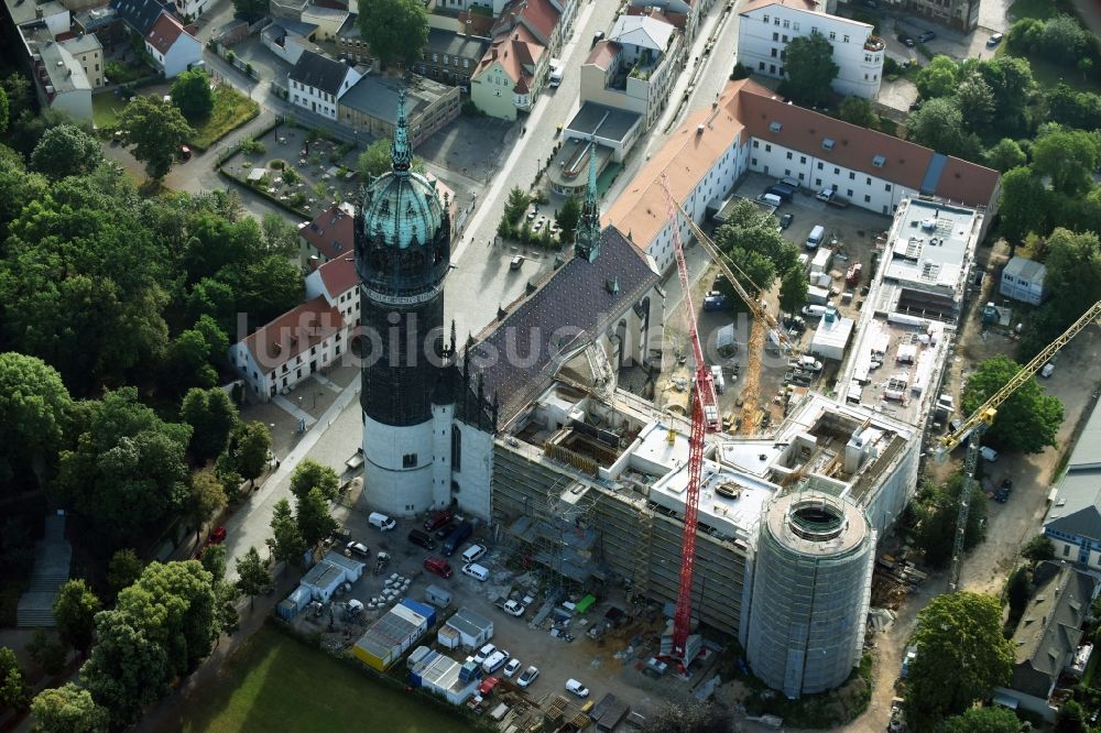 Lutherstadt Wittenberg von oben - Sanierungs- , Umbau- und Restaurationsarbeiten an Turm und Kirchenbauten der Schlosskirche in Wittenberg in Sachsen-Anhalt