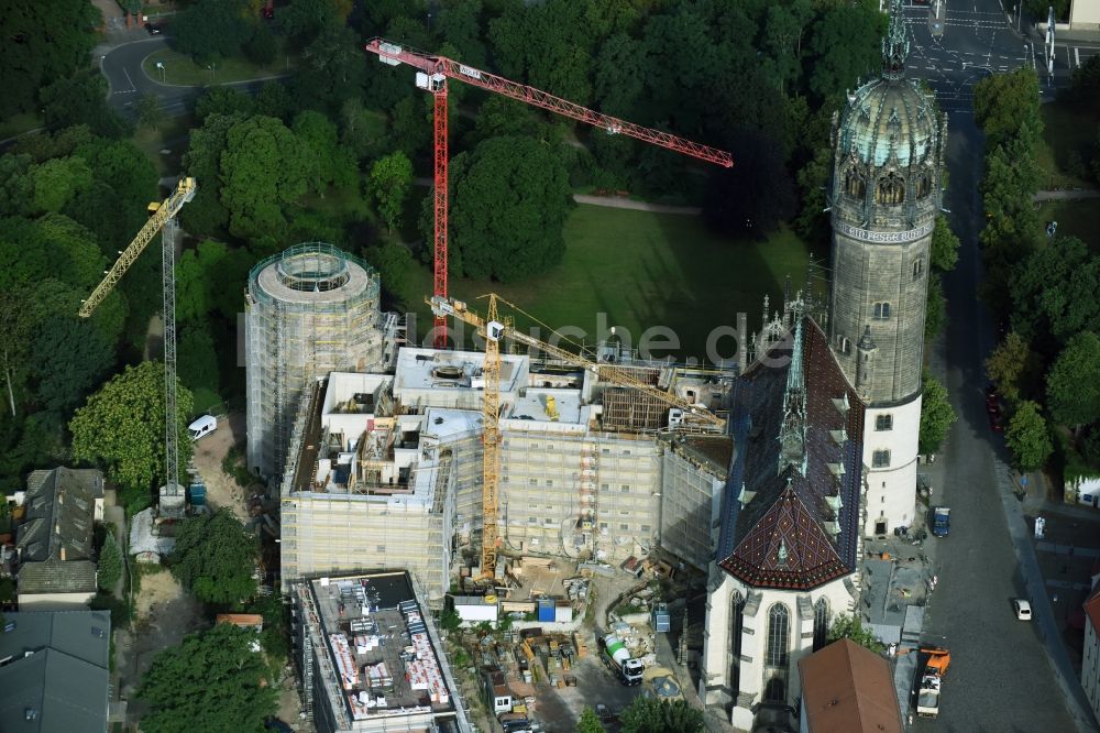 Luftaufnahme Lutherstadt Wittenberg - Sanierungs- , Umbau- und Restaurationsarbeiten an Turm und Kirchenbauten der Schlosskirche in Wittenberg in Sachsen-Anhalt