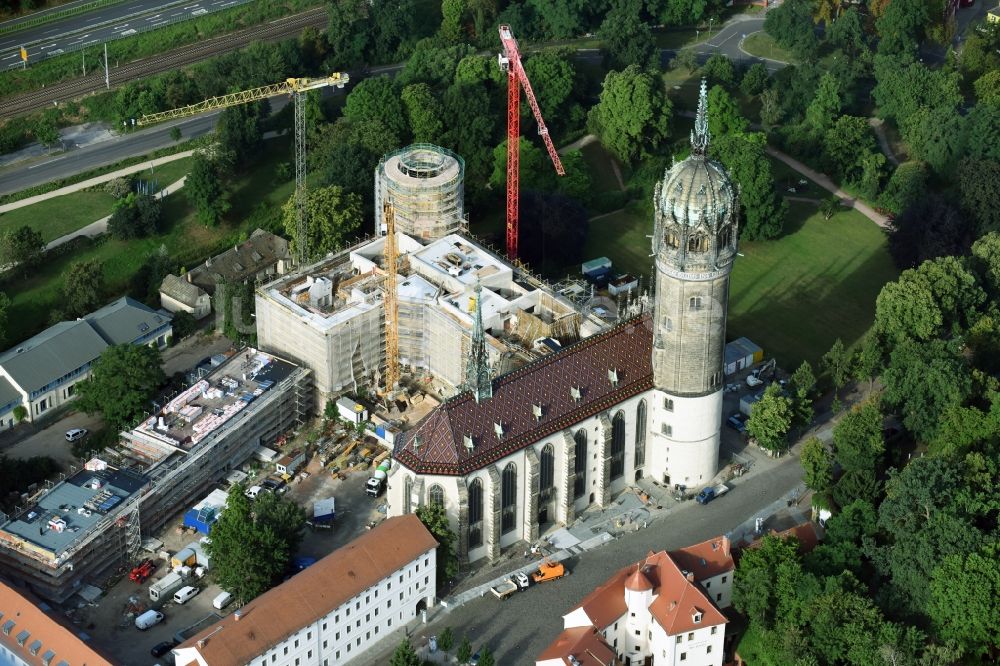 Luftbild Lutherstadt Wittenberg - Sanierungs- , Umbau- und Restaurationsarbeiten an Turm und Kirchenbauten der Schlosskirche in Wittenberg in Sachsen-Anhalt