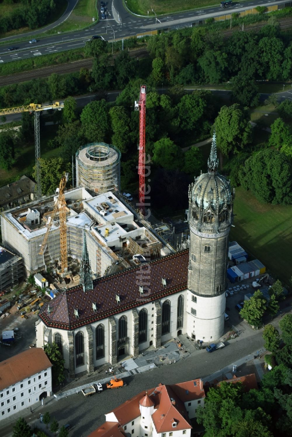 Lutherstadt Wittenberg von oben - Sanierungs- , Umbau- und Restaurationsarbeiten an Turm und Kirchenbauten der Schlosskirche in Wittenberg in Sachsen-Anhalt