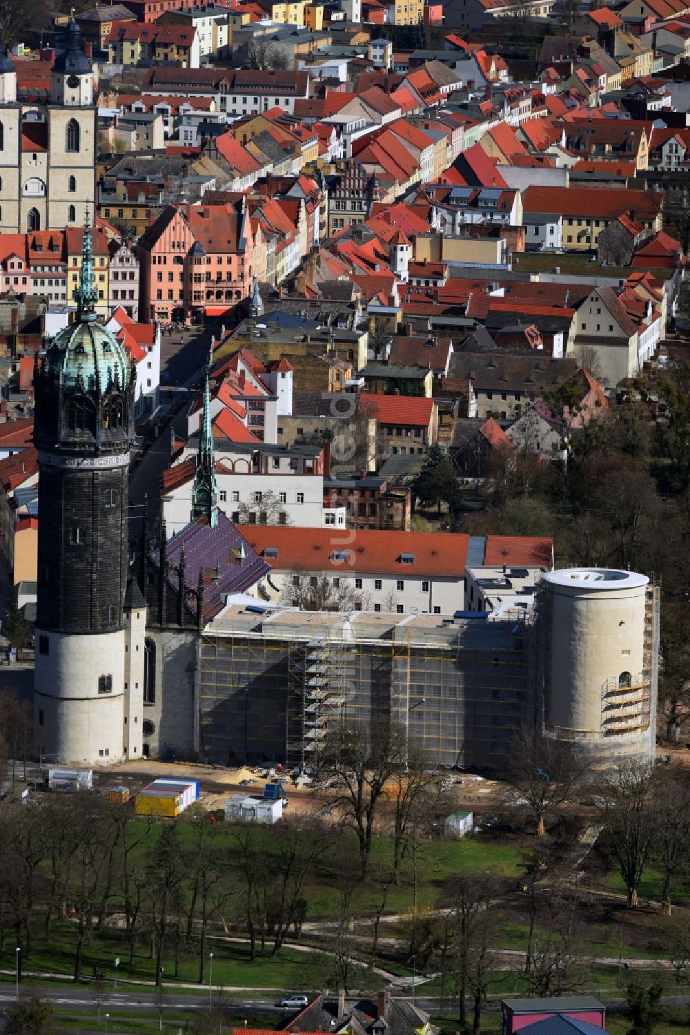 Lutherstadt Wittenberg von oben - Sanierungs- , Umbau- und Restaurationsarbeiten an Turm und Kirchenbauten der Schlosskirche in Wittenberg in Sachsen-Anhalt