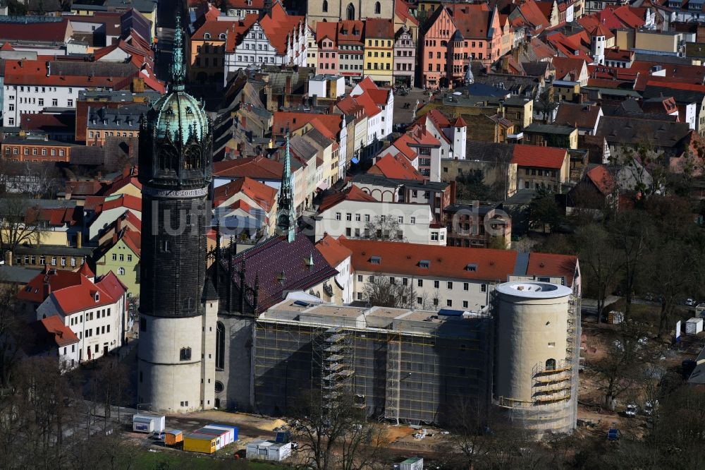 Lutherstadt Wittenberg aus der Vogelperspektive: Sanierungs- , Umbau- und Restaurationsarbeiten an Turm und Kirchenbauten der Schlosskirche in Wittenberg in Sachsen-Anhalt