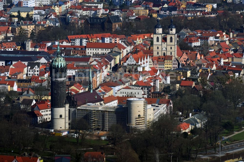 Luftaufnahme Lutherstadt Wittenberg - Sanierungs- , Umbau- und Restaurationsarbeiten an Turm und Kirchenbauten der Schlosskirche in Wittenberg in Sachsen-Anhalt