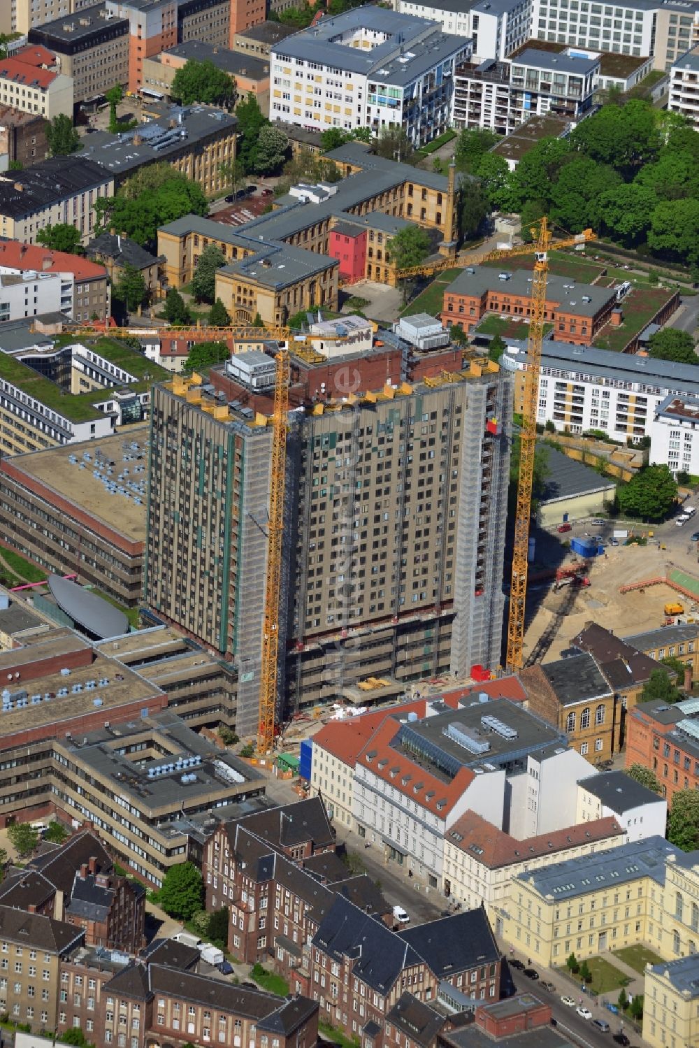 Luftaufnahme Berlin Mitte - Sanierungs- und Umbauarbeiten am Hochhaus des Bettenturmes im Universitätsklinikum Campus Charite Mitte ( CCM ) im Ortsteil Mitte in Berlin