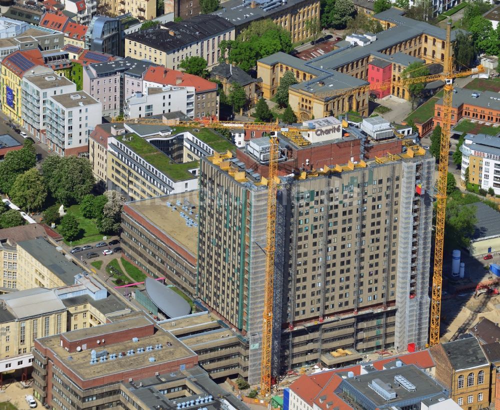 Berlin Mitte von oben - Sanierungs- und Umbauarbeiten am Hochhaus des Bettenturmes im Universitätsklinikum Campus Charite Mitte ( CCM ) im Ortsteil Mitte in Berlin