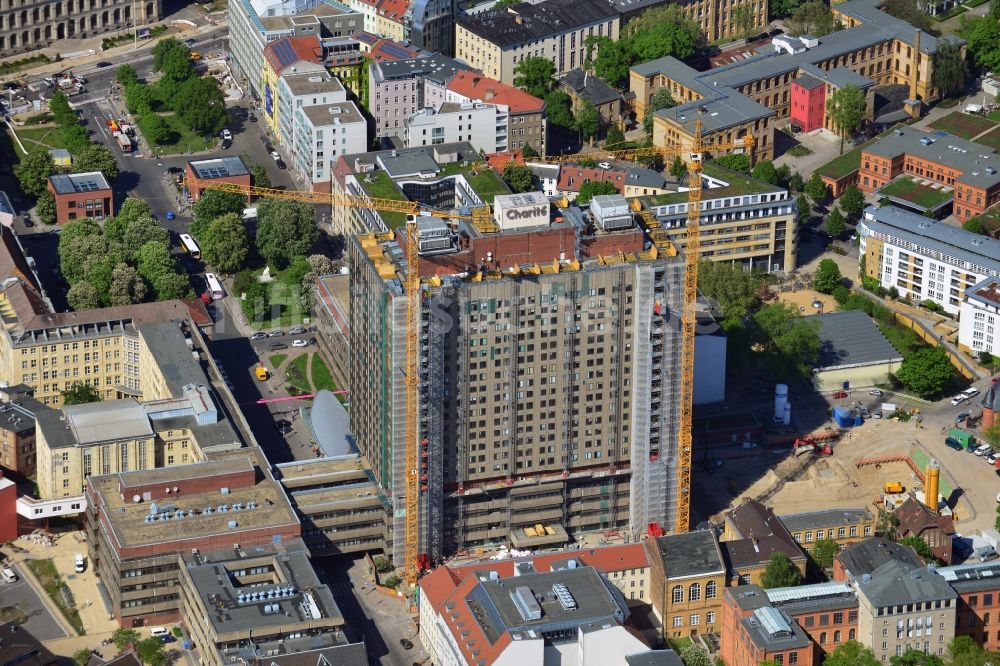 Berlin Mitte aus der Vogelperspektive: Sanierungs- und Umbauarbeiten am Hochhaus des Bettenturmes im Universitätsklinikum Campus Charite Mitte ( CCM ) im Ortsteil Mitte in Berlin