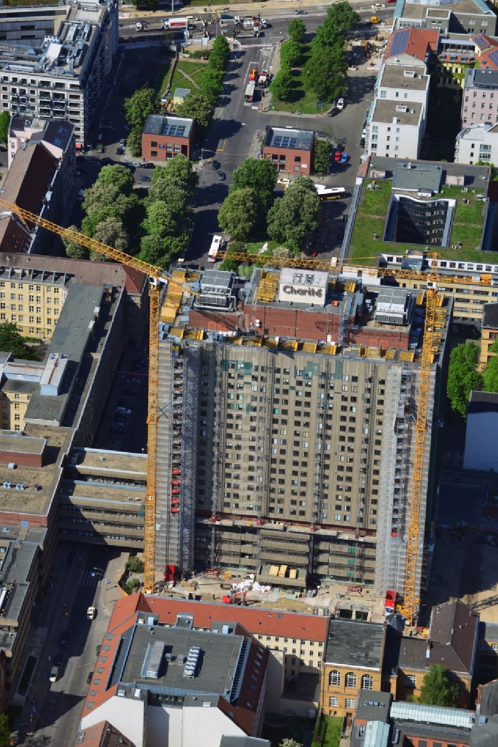 Luftbild Berlin Mitte - Sanierungs- und Umbauarbeiten am Hochhaus des Bettenturmes im Universitätsklinikum Campus Charite Mitte ( CCM ) im Ortsteil Mitte in Berlin