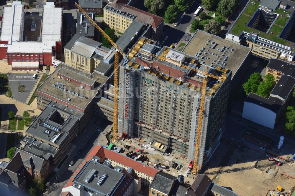 Luftaufnahme Berlin Mitte - Sanierungs- und Umbauarbeiten am Hochhaus des Bettenturmes im Universitätsklinikum Campus Charite Mitte ( CCM ) im Ortsteil Mitte in Berlin