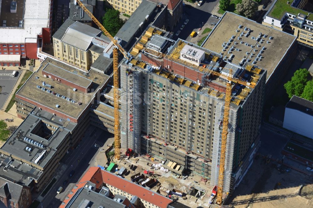 Berlin Mitte von oben - Sanierungs- und Umbauarbeiten am Hochhaus des Bettenturmes im Universitätsklinikum Campus Charite Mitte ( CCM ) im Ortsteil Mitte in Berlin