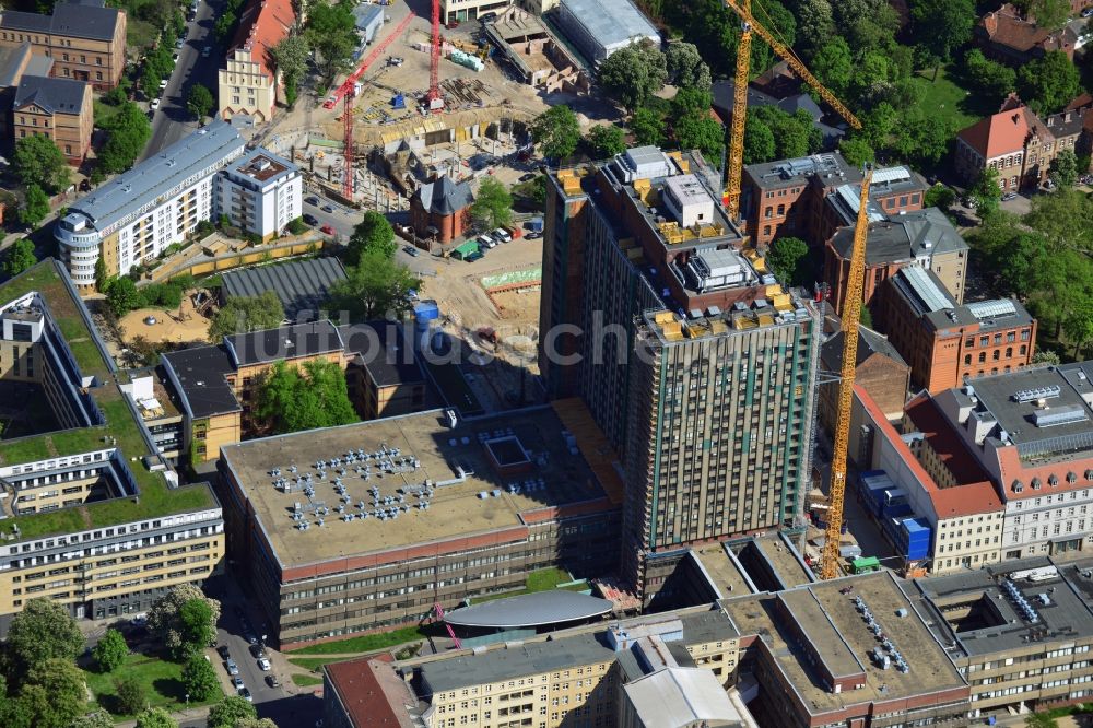 Berlin Mitte aus der Vogelperspektive: Sanierungs- und Umbauarbeiten am Hochhaus des Bettenturmes im Universitätsklinikum Campus Charite Mitte ( CCM ) im Ortsteil Mitte in Berlin