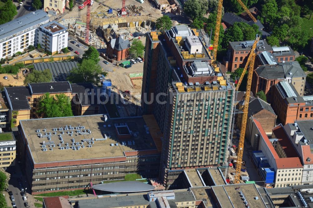 Luftbild Berlin Mitte - Sanierungs- und Umbauarbeiten am Hochhaus des Bettenturmes im Universitätsklinikum Campus Charite Mitte ( CCM ) im Ortsteil Mitte in Berlin