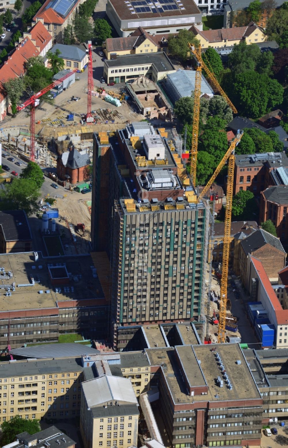 Luftaufnahme Berlin Mitte - Sanierungs- und Umbauarbeiten am Hochhaus des Bettenturmes im Universitätsklinikum Campus Charite Mitte ( CCM ) im Ortsteil Mitte in Berlin