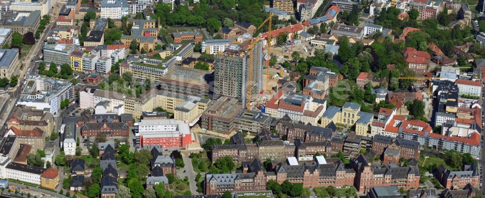 Berlin Mitte von oben - Sanierungs- und Umbauarbeiten am Hochhaus des Bettenturmes im Universitätsklinikum Campus Charite Mitte ( CCM ) im Ortsteil Mitte in Berlin