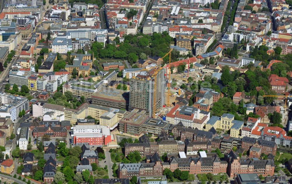 Berlin Mitte aus der Vogelperspektive: Sanierungs- und Umbauarbeiten am Hochhaus des Bettenturmes im Universitätsklinikum Campus Charite Mitte ( CCM ) im Ortsteil Mitte in Berlin