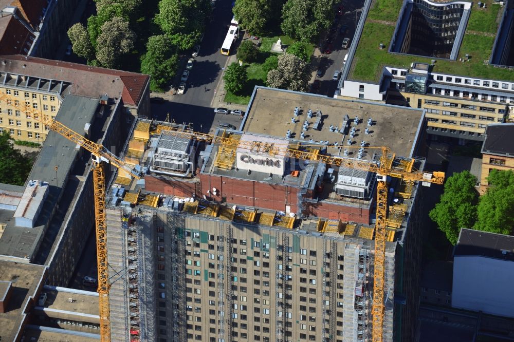 Luftbild Berlin Mitte - Sanierungs- und Umbauarbeiten am Hochhaus des Bettenturmes im Universitätsklinikum Campus Charite Mitte ( CCM ) im Ortsteil Mitte in Berlin